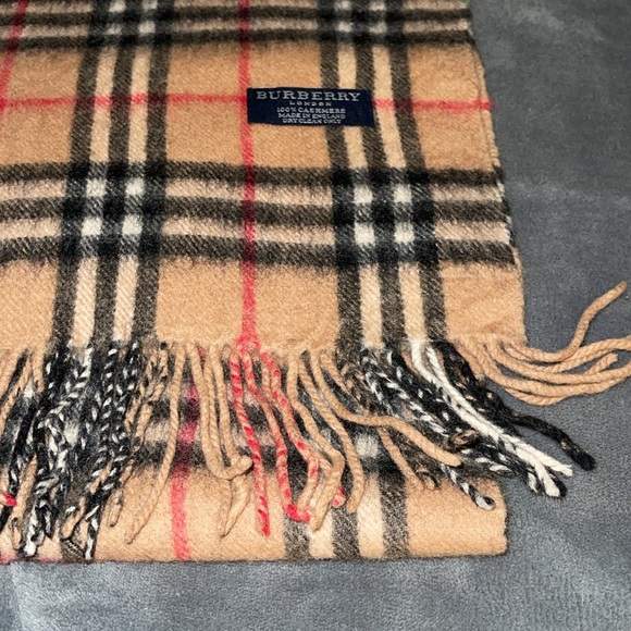 Pre loved Burberry 100% Cashmere pristine condition size 52” X 12” - Picture 4 of 6
